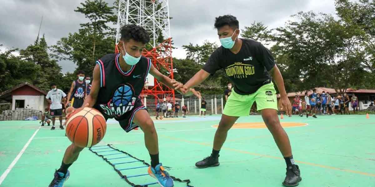 Pemain NSH memberikan coaching clinic di Lapangan Basket Polres Mimika mile 32, Kamis (10/6/2021). Foto: Joe Situmorang